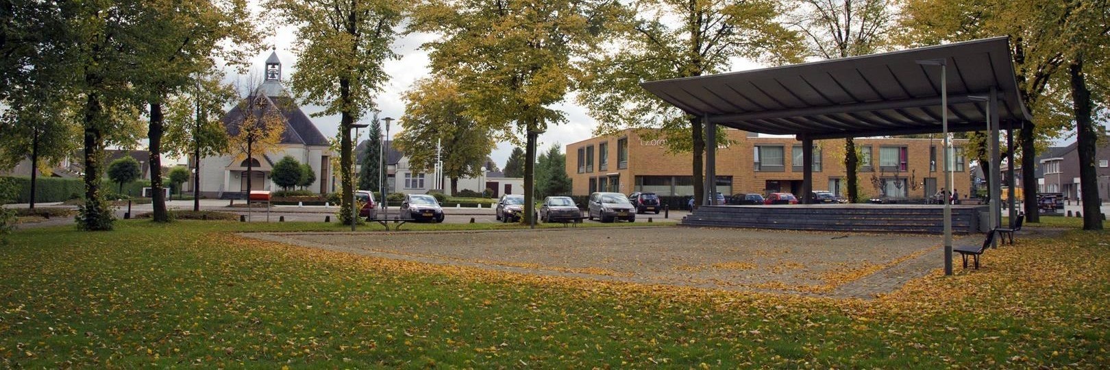 foto dorpsplein, kerk en podium
