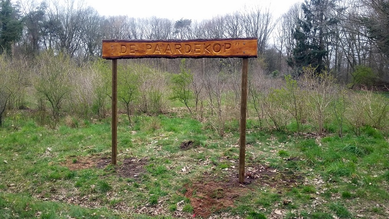 afbeelding bord met de tekst: De paardekop